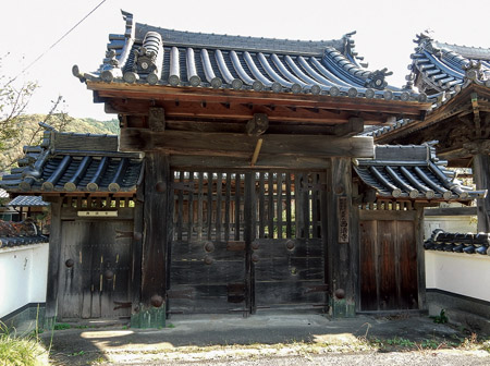 西法寺有移建过来的三日月藩阵屋（衙门）大门