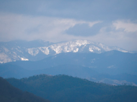 「宮ノ下」から見た雪を戴いた日名倉山